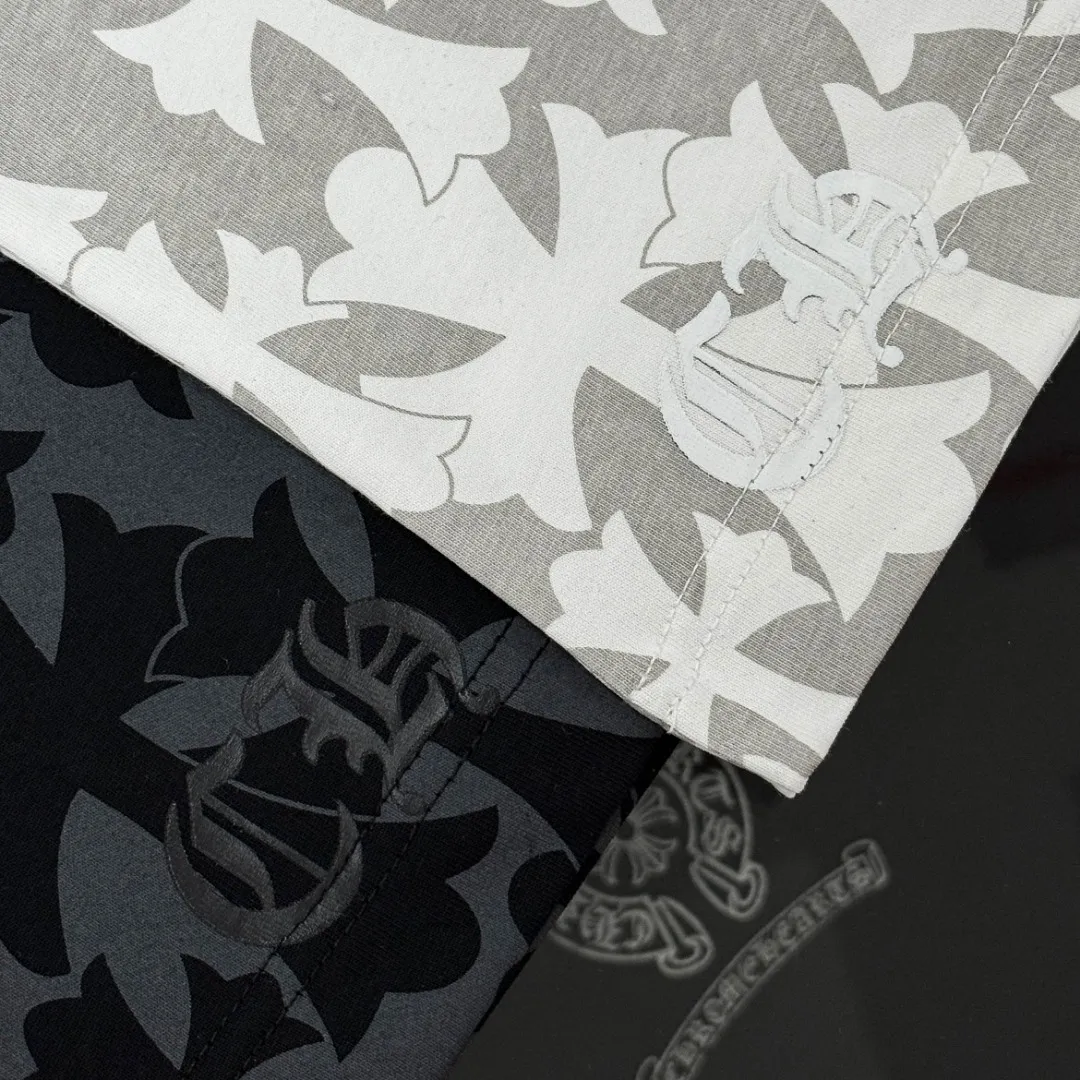 P180 Chrome Hearts 25 high-end versions. The fabric is made of 300 grams of high-density pure cotton. It does not deform or shrink. It has three labels. It is the same style for men and women. Technology: all-over printing + digital printing. Color: white, black. SIZE: S-XL.